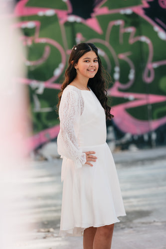Konfirmationskjole Elina – chiffon og blondeærmer